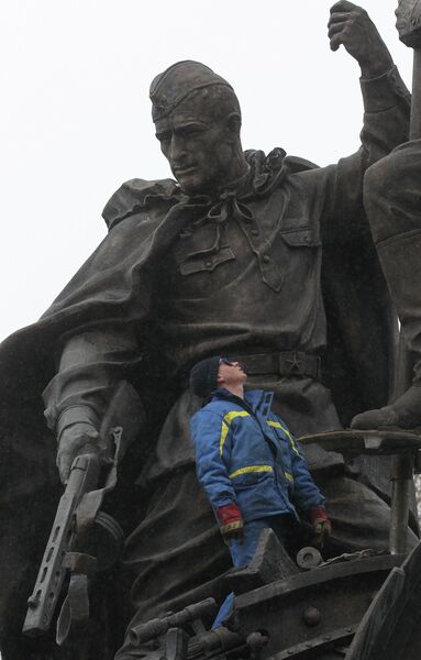 Монтаж памятника В борьбе против фашизма мы были вместе на Поклонной горе Монтаж памятника В борьбе против фашизма мы были вместе на Поклонной горе