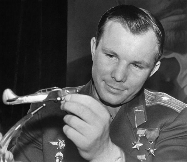 Гагарин рассматривает модель спортивного самолета Гагарин рассматривает модель спортивного самолета