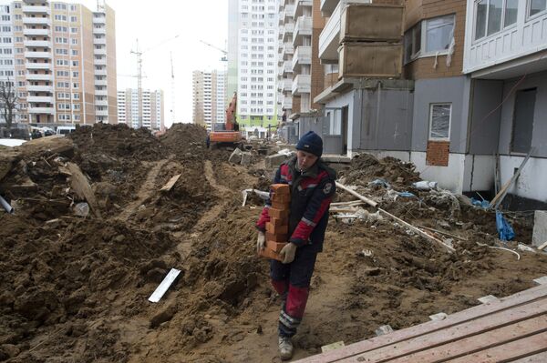 Рабочий на строительной площадке Рабочий на строительной площадке