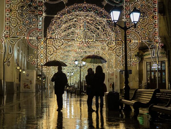 Прохожие во время дождя на Никольской улице в Москве Прохожие во время дождя на Никольской улице в Москве