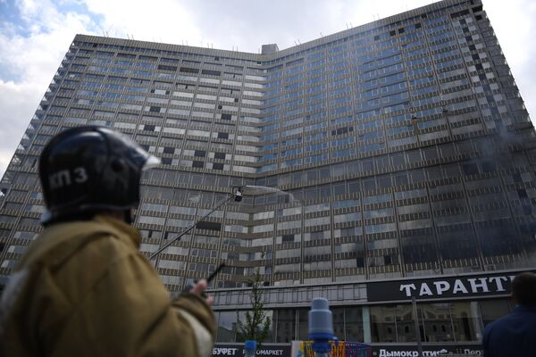 Высотное здание горит на Новом Арбате в Москве Высотное здание горит на Новом Арбате в Москве