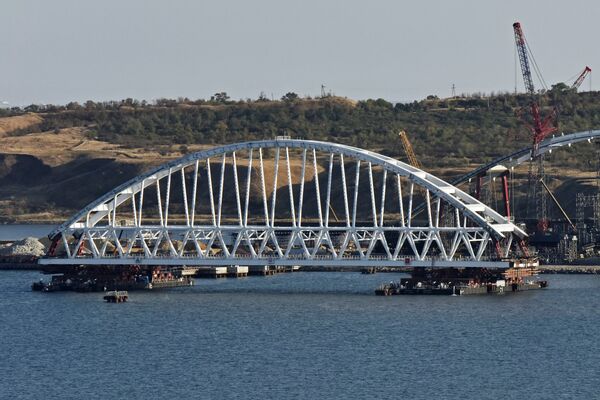 Арку Крымского моста переместили на плавучие опоры Арку Крымского моста переместили на плавучие опоры