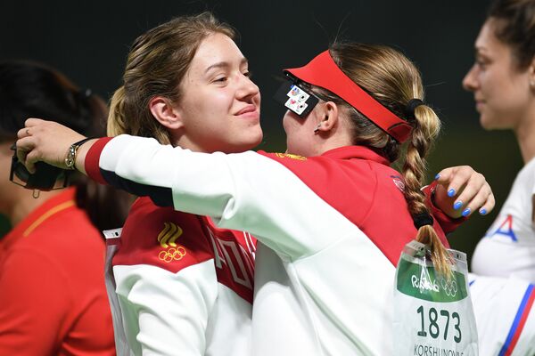 Виталина Бацарашкина и Екатерина Коршунова (слева направо) Виталина Бацарашкина и Екатерина Коршунова (слева направо)
