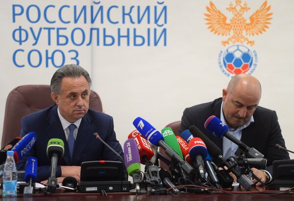 Министр спорта РФ, президент РФС Виталий Мутко (слева) и футбольный тренер Станислав Черчесов Министр спорта РФ, президент РФС Виталий Мутко (слева) и футбольный тренер Станислав Черчесов