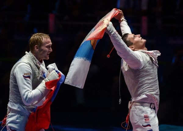 Спортсмены сборной России по фехтованию Артур Ахматхузин и Тимур Сафин (слева направо) Спортсмены сборной России по фехтованию Артур Ахматхузин и Тимур Сафин (слева направо)