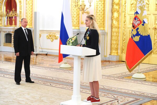 Президент РФ Владимир Путин и олимпийская чемпионка по гандболу Владлена Бобровникова Президент РФ Владимир Путин и олимпийская чемпионка по гандболу Владлена Бобровникова