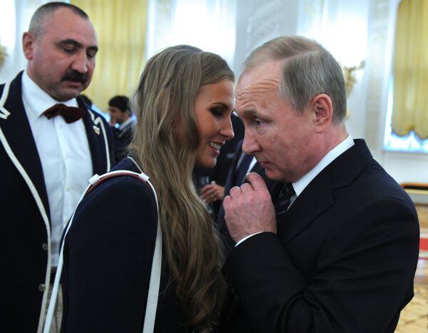 Владимир Путин и олимпийская чемпионка по синхронному плаванию Алла Шишкина Владимир Путин и олимпийская чемпионка по синхронному плаванию Алла Шишкина