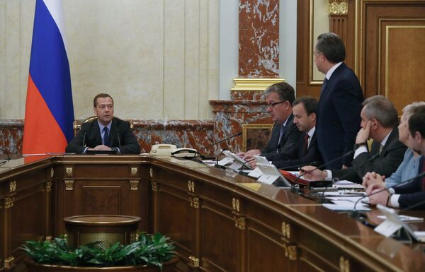 Дмитрий Медведев проводит заседание кабинета министров РФ в Доме правительства РФ. Четвертый справа - назначенный заместителем председателя правительства РФ Виталий Мутко Дмитрий Медведев проводит заседание кабинета министров РФ в Доме правительства РФ. Четвертый справа - назначенный заместителем председателя правительства РФ Виталий Мутко
