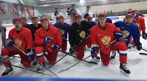 Хоккеисты сборной России во время тренировки Хоккеисты сборной России во время тренировки