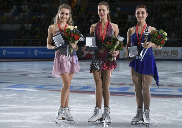 Елена Радионова (Россия), Анна Погорилая (Россия) и Кортни Хикс (США) (слева направо) Елена Радионова (Россия), Анна Погорилая (Россия) и Кортни Хикс (США) (слева направо)