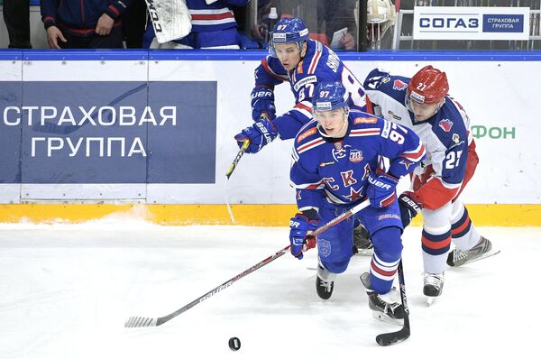 Нападающие ЦСКА Кирилл Петров, СКА Никита Гусев, Вадим Шипачёв (справа налево) Нападающие ЦСКА Кирилл Петров, СКА Никита Гусев, Вадим Шипачёв (справа налево)