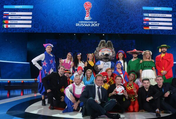 Групповое фото участников церемонии официальной жеребьевки Кубка конфедераций-2017 Групповое фото участников церемонии официальной жеребьевки Кубка конфедераций-2017