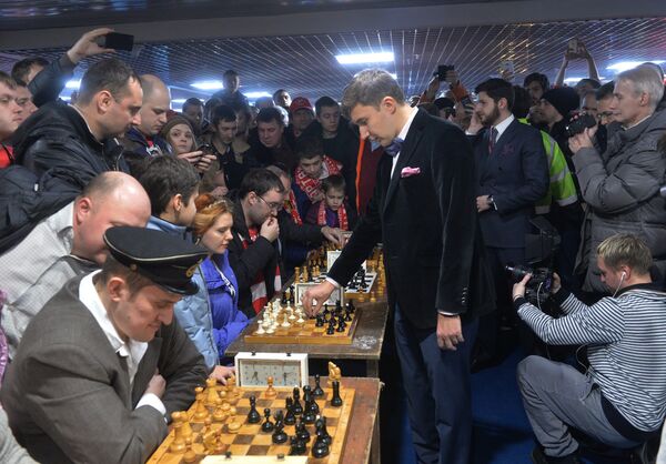 Гроссмейстер Сергей Карякин во время сеанса одновременной игры в шахматы Гроссмейстер Сергей Карякин во время сеанса одновременной игры в шахматы