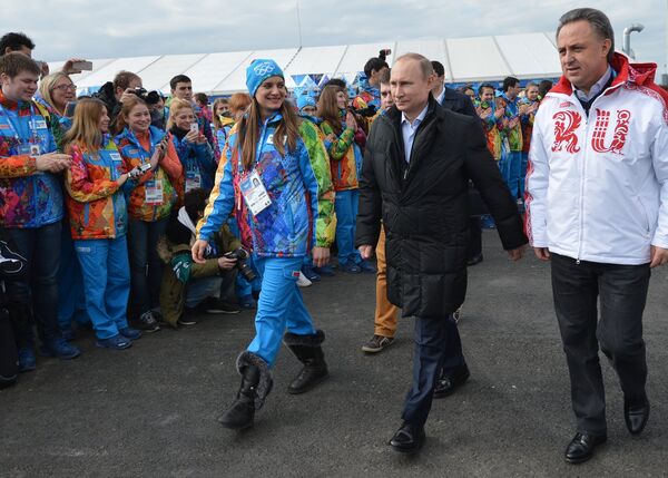 Президент России Владимир Путин (в центре), мэр Олимпийской деревни в Сочи Елена Исинбаева и министр спорта РФ Виталий Мутко (архив, 2014 год) Президент России Владимир Путин (в центре), мэр Олимпийской деревни в Сочи Елена Исинбаева и министр спорта РФ Виталий Мутко (архив, 2014 год)