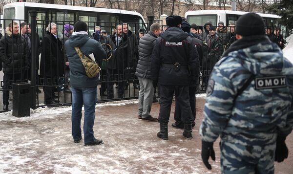 Сотрудники полиции у входа в здание Олимпийского Комитета России перед началом отчетно-выборной конференции Федерации бокса России Сотрудники полиции у входа в здание Олимпийского Комитета России перед началом отчетно-выборной конференции Федерации бокса России