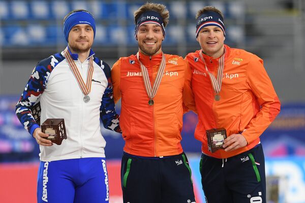 Денис Юсков (Россия), Кьелд Нёйс (Нидерланды) и Свен Крамер (Нидерланды) (слева направо) Денис Юсков (Россия), Кьелд Нёйс (Нидерланды) и Свен Крамер (Нидерланды) (слева направо)