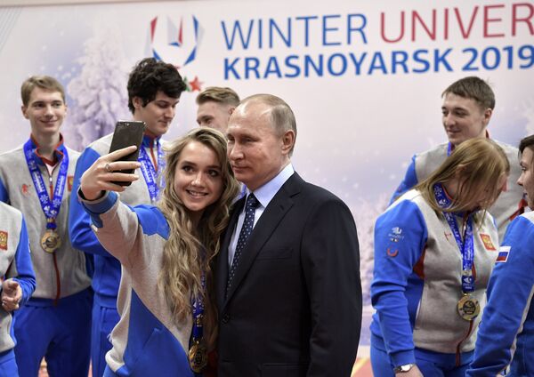 Президент РФ Владимир Путин и российская фигуристка Елена Радионова Президент РФ Владимир Путин и российская фигуристка Елена Радионова