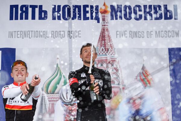 Матвей Зубов (в центре) Матвей Зубов (в центре)