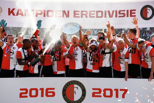 Футболисты Фейенорда во главе с Дирком Кёйтом после победы в чемпионате Голландии Футболисты Фейенорда во главе с Дирком Кёйтом после победы в чемпионате Голландии