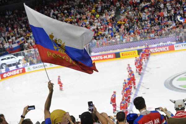 Болельщики во время матча группового этапа чемпионата мира по хоккею 2017 между сборными России и США Болельщики во время матча группового этапа чемпионата мира по хоккею 2017 между сборными России и США