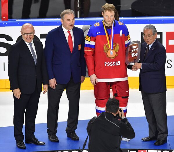 Форвард сборной России Сергей Андронов (второй справа) и президент Федерации хоккея России Владислав Третьяк (второй слева) Форвард сборной России Сергей Андронов (второй справа) и президент Федерации хоккея России Владислав Третьяк (второй слева)