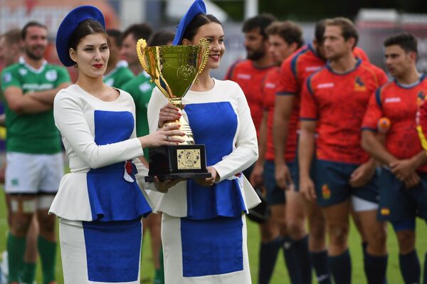 Девушки держат кубок чемпионата Европы по регби-7 на церемонии награждения Девушки держат кубок чемпионата Европы по регби-7 на церемонии награждения