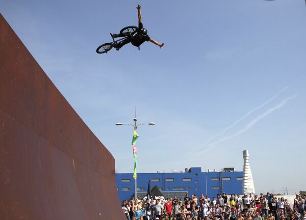 Участник во время выступления на чемпионате России по BMX Freestyle Участник во время выступления на чемпионате России по BMX Freestyle
