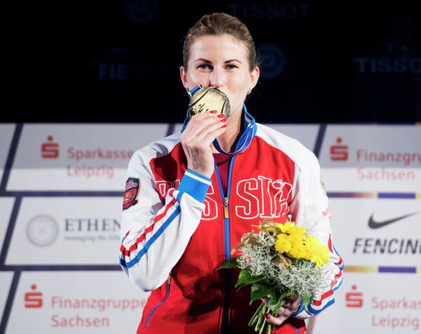 Российская рапиристка Инна Дериглазова с золотой медалью чемпионата мира-2017 Российская рапиристка Инна Дериглазова с золотой медалью чемпионата мира-2017