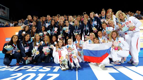 Призеры женского турнира по водному поло на чемпионате мира: сборные США, Испании и России (слева направо) Призеры женского турнира по водному поло на чемпионате мира: сборные США, Испании и России (слева направо)