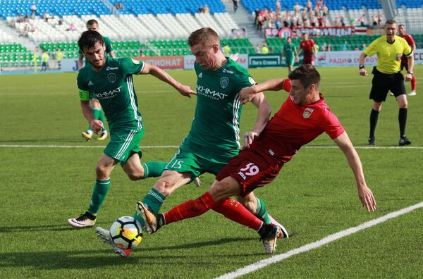 Полузащитник ФК Уфа Дмитрий Стоцкий и защитники ФК Ахмат Андрей Семёнов и Ризван Уциев (справа налево) Полузащитник ФК Уфа Дмитрий Стоцкий и защитники ФК Ахмат Андрей Семёнов и Ризван Уциев (справа налево)