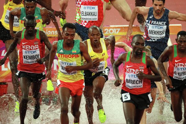 Спортсмены во время финального забега на 3000 метров Спортсмены во время финального забега на 3000 метров