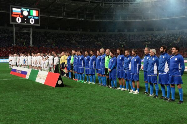 Футболисты российской команды Лидер-65 и итальянской команды ветеранов Club Italia Master перед товарищеским матчем в Грозном Футболисты российской команды Лидер-65 и итальянской команды ветеранов Club Italia Master перед товарищеским матчем в Грозном