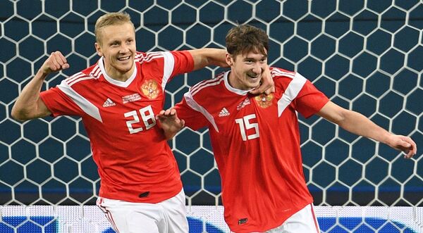 Футболисты сборной России Игорь Смольников и Алексей Миранчук (справа) радуются забитому мячу Футболисты сборной России Игорь Смольников и Алексей Миранчук (справа) радуются забитому мячу