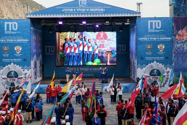 Все флаги в гости к нам! Главным зрелищем церемонии открытия стал парад регионов, где команды представили свои области, края и республики. Все флаги в гости к нам! Главным зрелищем церемонии открытия стал парад регионов, где команды представили свои области, края и республики.