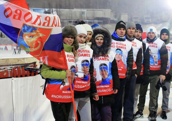Российские болельщики во время акции в поддержку отстраненных российских лыжников Российские болельщики во время акции в поддержку отстраненных российских лыжников