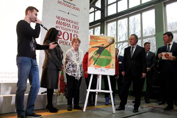 Вратарь ПФК ЦСКА Игорь Акинфеев (слева), вдова вратаря Льва Яшина Валентина Тимофеевна Яшина (третья слева) и президент Российского футбольного союза Виталий Мутко (третий справа) Вратарь ПФК ЦСКА Игорь Акинфеев (слева), вдова вратаря Льва Яшина Валентина Тимофеевна Яшина (третья слева) и президент Российского футбольного союза Виталий Мутко (третий справа)