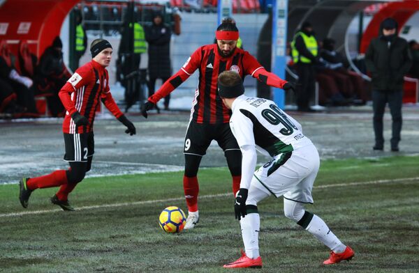 Игроки ФК Амкар Павел Комолов и Дарко Бодул и защитник ФК Краснодар Сергей Петров (слева направо) Игроки ФК Амкар Павел Комолов и Дарко Бодул и защитник ФК Краснодар Сергей Петров (слева направо)