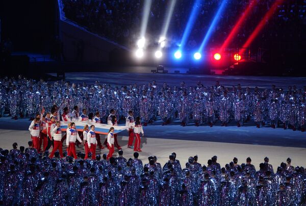 Спортсмены олимпийской сборной России выносят российский флаг Спортсмены олимпийской сборной России выносят российский флаг