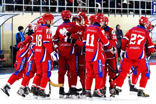 Игроки сборной России радуются победе Игроки сборной России радуются победе