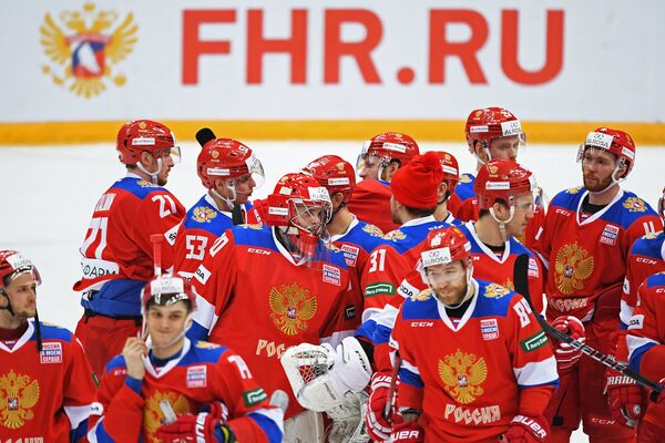 Хоккеисты сборной России радуются победе Хоккеисты сборной России радуются победе
