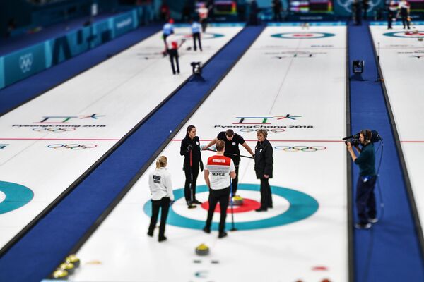 Игровой момент матча сборных России и Норвегии по керлингу на Олимпийских играх-2018 Игровой момент матча сборных России и Норвегии по керлингу на Олимпийских играх-2018