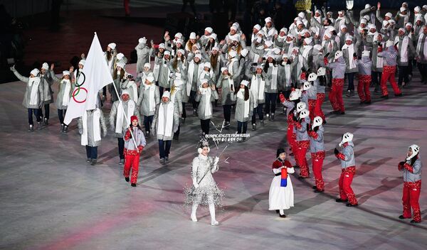 Российские спортсмены во время парада атлетов на церемонии открытия зимних Олимпийских игр в Пхенчхане Российские спортсмены во время парада атлетов на церемонии открытия зимних Олимпийских игр в Пхенчхане