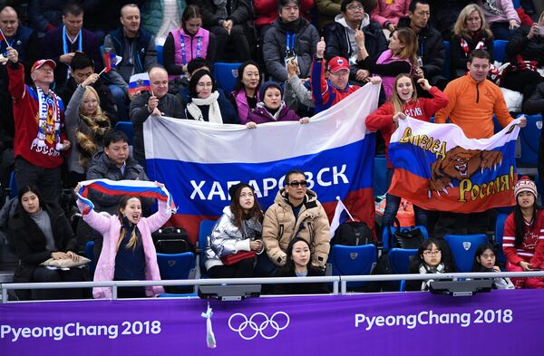 Российские болельщики во время выступления Евгении Медведевой Российские болельщики во время выступления Евгении Медведевой