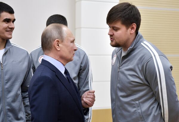 Владимир Путин и Александр Денисьев (на первом плане) Владимир Путин и Александр Денисьев (на первом плане)