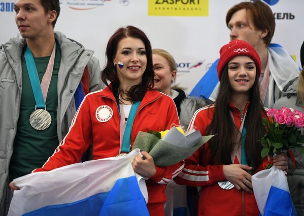 Фигуристы Дмитрий Соловьев, Екатерина Боброва и Евгения Медведева (слева направо) Фигуристы Дмитрий Соловьев, Екатерина Боброва и Евгения Медведева (слева направо)