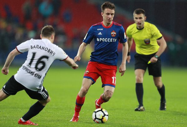 Хавбек Амкара Сергей Баланович (слева) и полузащитник ЦСКА Александр Головин (в центре) Хавбек Амкара Сергей Баланович (слева) и полузащитник ЦСКА Александр Головин (в центре)