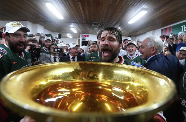 Хоккеисты Ак Барса Данис Зарипов, Александр Свитов и главный тренер ХК Ак Барс Зинэтула Билялетдинов (слева направо) Хоккеисты Ак Барса Данис Зарипов, Александр Свитов и главный тренер ХК Ак Барс Зинэтула Билялетдинов (слева направо)