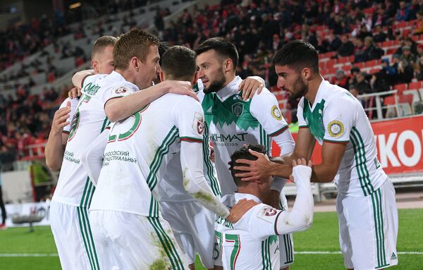 Футболисты Ахмата радуются победе Футболисты Ахмата радуются победе