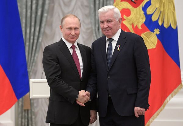 Владимир Путин и Николай Карполь (справа) Владимир Путин и Николай Карполь (справа)