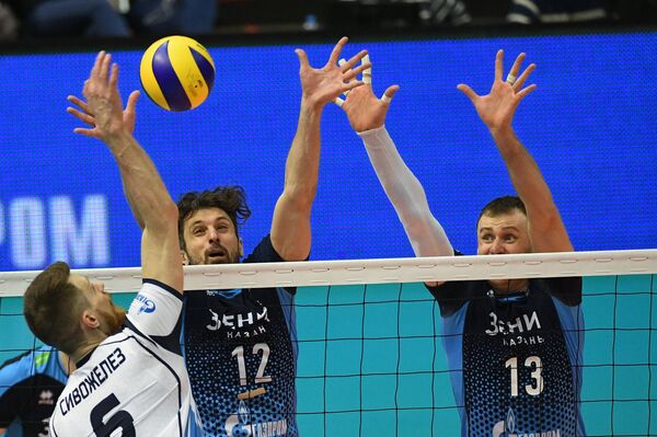 Догровщик ВК Зенит (Санкт-Петербург) Евгений Сивожелез и игроки ВК Зенит-Казань Александр Бутько и Алексей Самойленко (слева направо) Догровщик ВК Зенит (Санкт-Петербург) Евгений Сивожелез и игроки ВК Зенит-Казань Александр Бутько и Алексей Самойленко (слева направо)